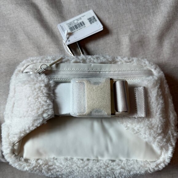 Everywhere Belt Bag Large 2L *Fleece - Picture 2 of 2